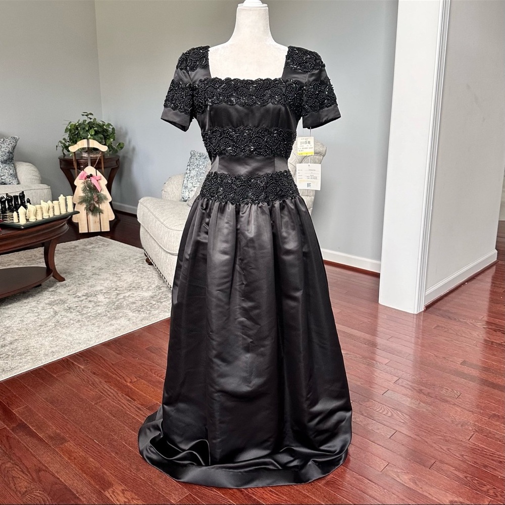 NWT Designer Oscar De La Renta STUIO Black Satin Short Sleeve Beaded Gown Dress
